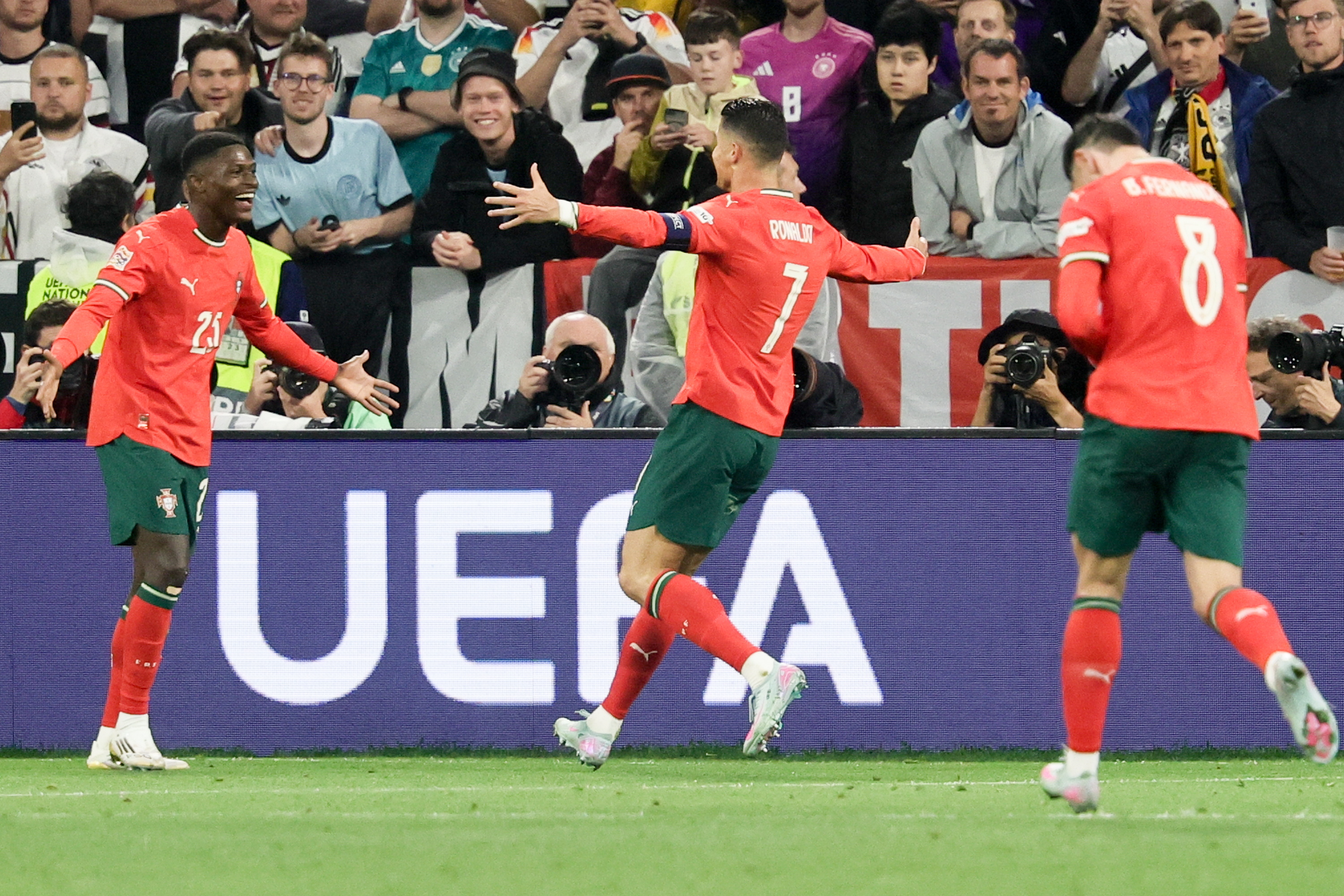 欧洲足球俱乐部争相引进新签约球员 欧洲足球俱乐部争相引进新签约球员