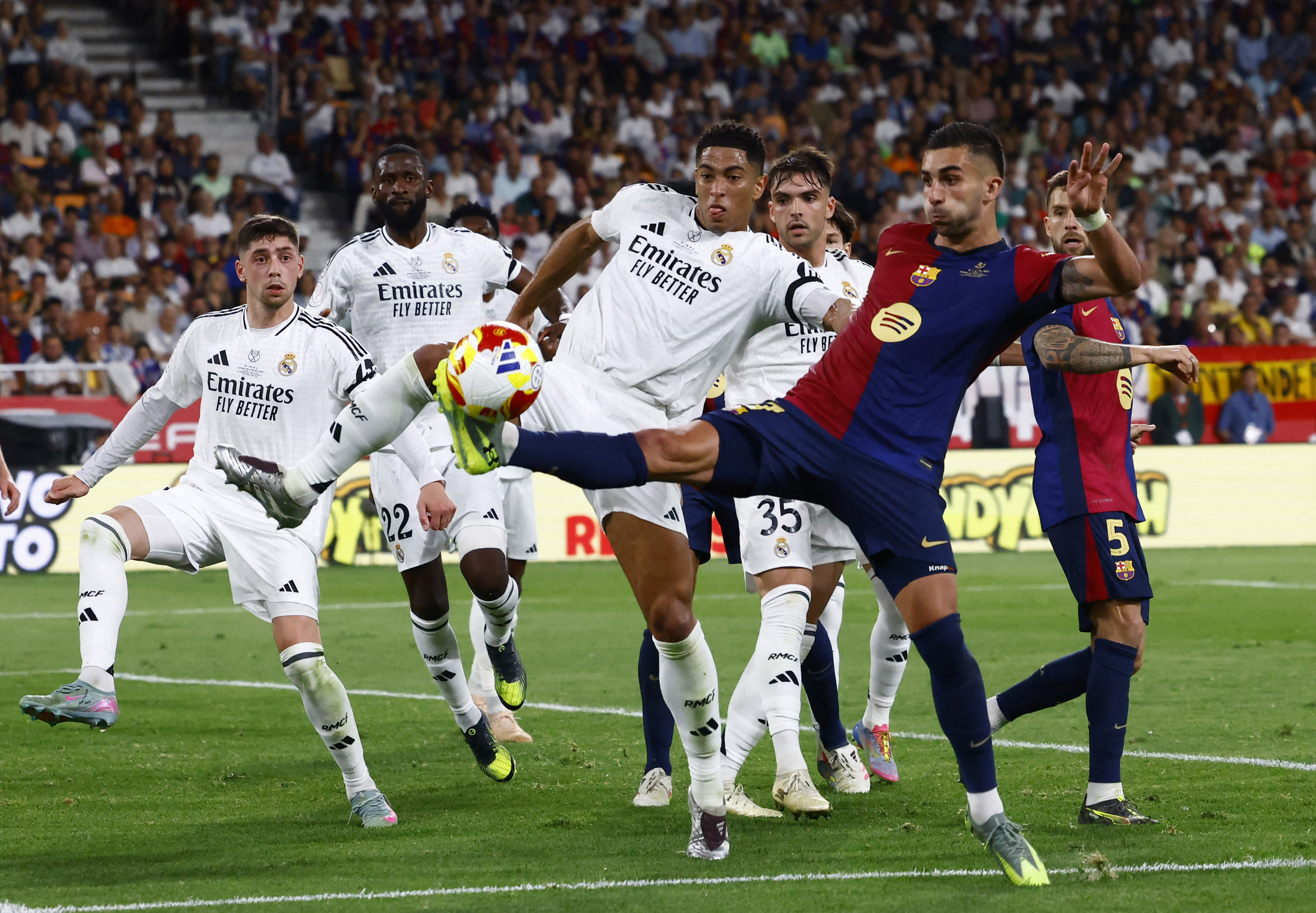 巴萨继续领跑，主场击败西班牙人