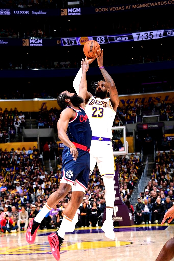 关于湖人客场占领火玫，取得六连胜的信息