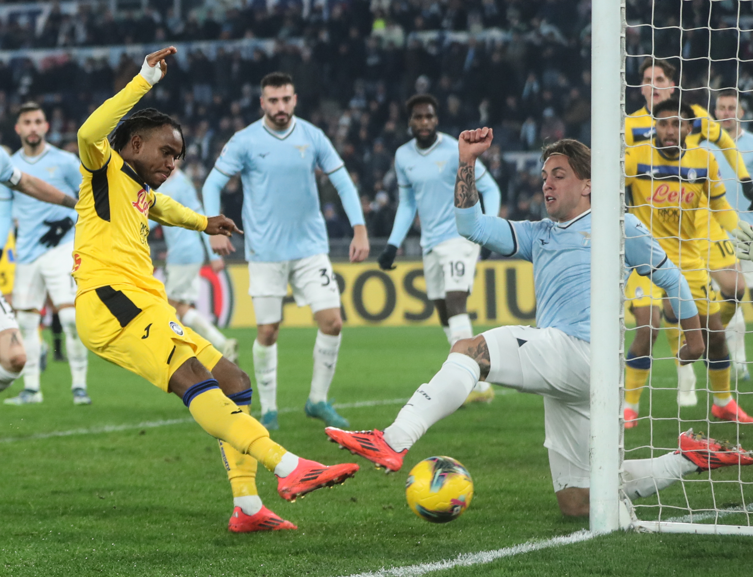 联赛赛程紧张，球队备战气氛浓厚的简单介绍