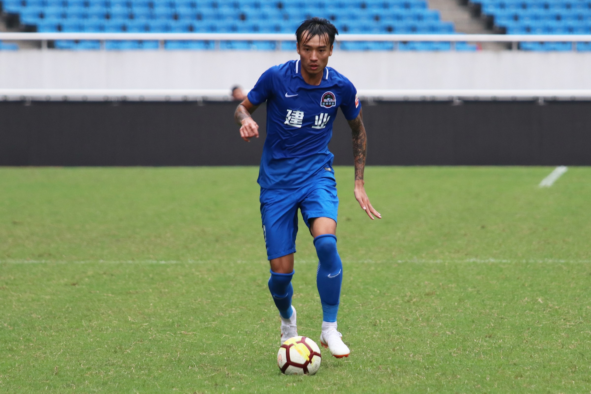 包含骏豪客场大胜建业，提升排名的词条