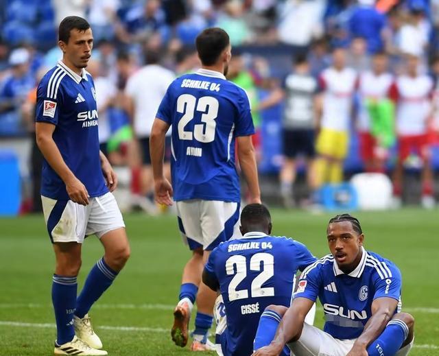 沙尔克遭遇惨败，德甲保级形势日益严峻的简单介绍