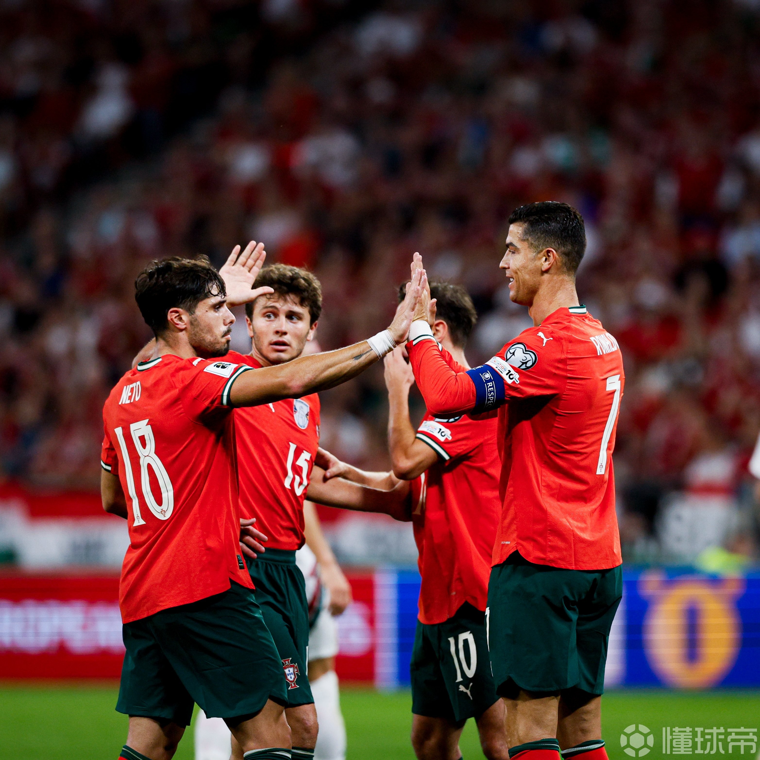 包含葡萄牙足球队在关键比赛中夺得胜利，引领小组榜首的词条