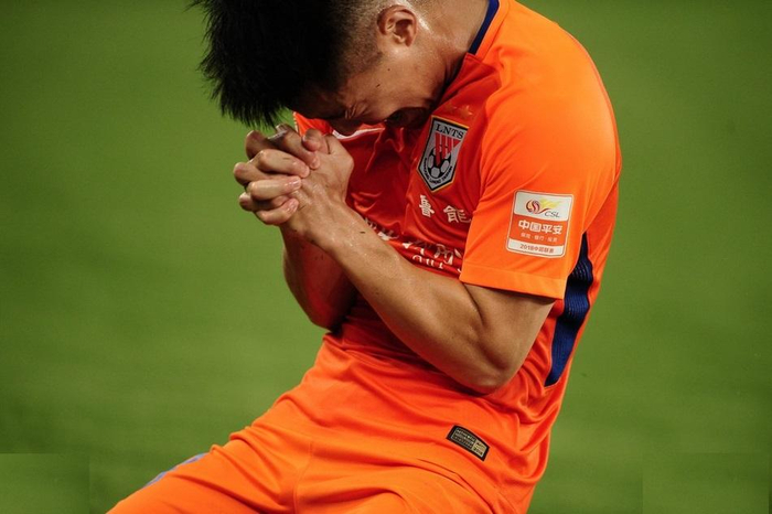 包含国安遭遇鲁能逼平，状态稍有下滑的词条